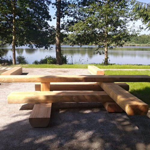 Picknicktafel Jura 11 De picknicktafel Jura is een unieke, multifunctionele recreatieset van massief eikenhout, ontworpen voor gebruik in parken, pleinen, campings en natuurlijke buitenomgevingen.